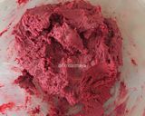 Foto langkah ke 3 dari resep Red Velvet Crinkle Cookies.