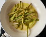 Foto del passaggio 3 della ricetta Pilaf di scorze di clementina, gambi di carciofo e julienne di iceberg