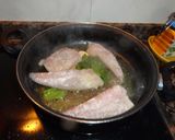 Foto del paso 2 de la receta: Rape con patatas, almejas y gambitas