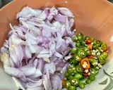 รูปขั้นตอนการทำที่ 1 ของ ยำหมูสับพริกสวน