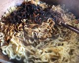 Hình bước làm 3 của món Mì Tương Đen Chapagetti Cùng Ức Gà Áp Chảo