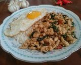 Foto langkah ke 5 dari resep Pad Kra Pao Gai (Tumis Ayam Kemangi).