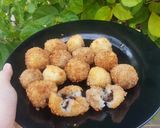 Foto langkah ke 6 dari resep 49. Bola Singkong isi Coklat Lumer.
