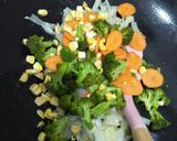 Foto langkah ke 3 dari resep Tumis brokoli wortel mix bakso ikan.