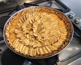 Une image de l'étape 7 de Maxi tarte aux pommes du jardin et miel d Algarve pâte brisée au cassis.