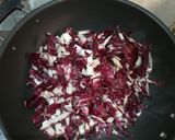 Foto del passaggio 2 della ricetta Pollo al radicchio e noci