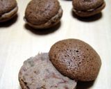 A picture of step 9 of Autumn-Coloured Macarons Chestnut & Chocolate.