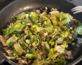 Foto del paso 1 de la receta: Ensalada tibia de lechugas con piñones y semillas de lino dorado