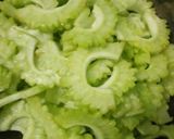 Foto langkah ke 1 dari resep Oseng Pare Pedas Simple.
