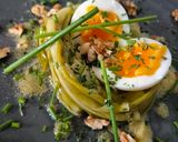 Une image de l'étape 7 de 🥬 Poireaux vinaigrette chic + œuf mollet + crumble de noix.
