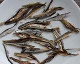 A picture of step 1 of Dried Small Sardines, Bonito Flakes, and Kombu Dashi Stock.