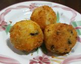 Foto langkah ke 4 dari resep Bola Nasi Keju Mozarella -Menu Bekal si Kecil.