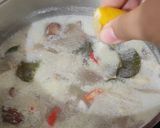 Foto langkah ke 5 dari resep Tom Kha Gai (Thai Coconut Chicken Soup).