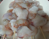 Foto del paso 1 de la receta: Brochetas de rape y gambones