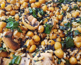 Foto del paso 1 de la receta: Garbanzos y arroz salteados con champiñones y espinacas