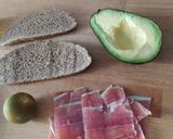 Foto del paso 1 de la receta: Tostadas de aguacate y jamón