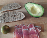 Foto del paso 1 de la receta: Tostadas de aguacate y jamón