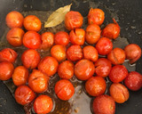 Foto del paso 2 de la receta: Tomatitos Cherrys confitados en sartén (ideales para guarnición)