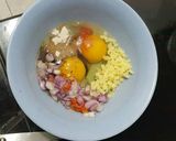Foto langkah ke 3 dari resep Omelet mie keju.