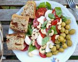 Kesudiós mozzarella saláta, aszalt paradicsomos kenyérkével recept fázis 1 fotója