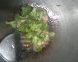 Foto langkah ke 2 dari resep Cah Brokoli Udang.