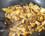 Foto del paso 2 de la receta: Champiñones al Jerez o vino blanco acompañado con tortilla