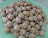 Foto langkah ke 5 dari resep Onde Onde Ketawa Mini Renyah Gurih.