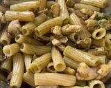 Foto del paso 4 de la receta: Pasta de pesto, pollo y cebolla