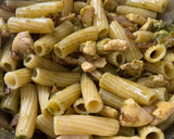 Foto del paso 4 de la receta: Pasta de pesto, pollo y cebolla