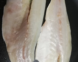 Foto del paso 1 de la receta: Lubina a la plancha con hierbas aromáticas 🌿