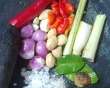 Foto langkah ke 2 dari resep Sambal goreng basah telur puyuh & udang.