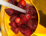 Foto del paso 1 de la receta: Batido de fresas y yogurt con pan de Dios