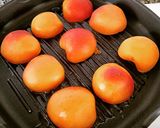 Foto del paso 5 de la receta Ensalada de Tomate y Albaricoques a la Plancha sobre Pan Khobz Relleno de Queso