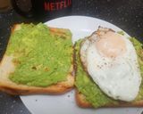 รูปขั้นตอนการทำที่ 7 ของ ขนมปังปิ้งหน้าอะโวคาโดไข่
