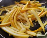 Foto del paso 2 de la receta: Fideos de calabacín amarillo con salsa cremosa y salteado de garbanzo🍝🧆🍜