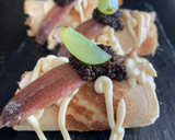 Foto del paso 2 de la receta: Rollitos de tortitas de maíz con surimi, atún y anchoas 😜😜😜