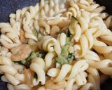 Foto del passaggio 6 della ricetta Gran fusilli zucchine e gamberetti a modo mio