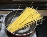 A picture of step 6 of Spaghetti aglio e olio.