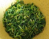 Foto del paso 2 de la receta Sopa de hojas de puerro (parte verde) con patata