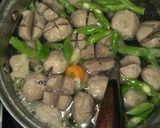 Foto langkah ke 3 dari resep Sup Wortel Bakso.