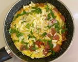 صورة لخطوة 4 من وصفة بيض بالنقانق 🍳
