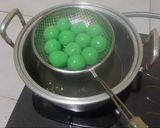 Foto langkah ke 4 dari resep Klepon lembut tanpa kapur sirih.