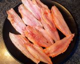 Foto del paso 1 de la receta: Filetes de salmonetes rebozados