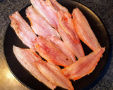 Foto del paso 1 de la receta: Filetes de salmonetes rebozados