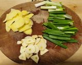Gambar langkah 3 resipi Stir-fry Beef with Spring Onions & Ginger.