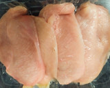 Foto del paso 1 de la receta: Escalopines de pollo en salsa de hongos