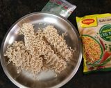 मैगी रोल (maggi roll recipe in hindi) रेसिपी चरण 1 फोटो