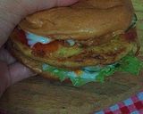 Gambar langkah 4 resipi Burger Ayam Ramly Sempoi 🍔✨.