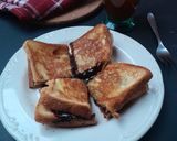 Foto langkah ke 6 dari resep Roti Bakar Selai Strawberry & Meises Cokelat.
