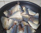 Foto langkah ke 3 dari resep Tumis Ikan Asin Peda Cabe Ijo.